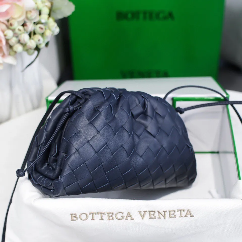 Batch 1260 Real shots👇Large plaid weaving The pouch cloud bag is the first series designed by former Celine designer Daniel Lee after joining BV. The upper body is extremely ecstatic ~ fashionable and classy ~ elegant and concise, lazy and intellectual size: 23*13*8 [Little Cloud Rough Weave#]